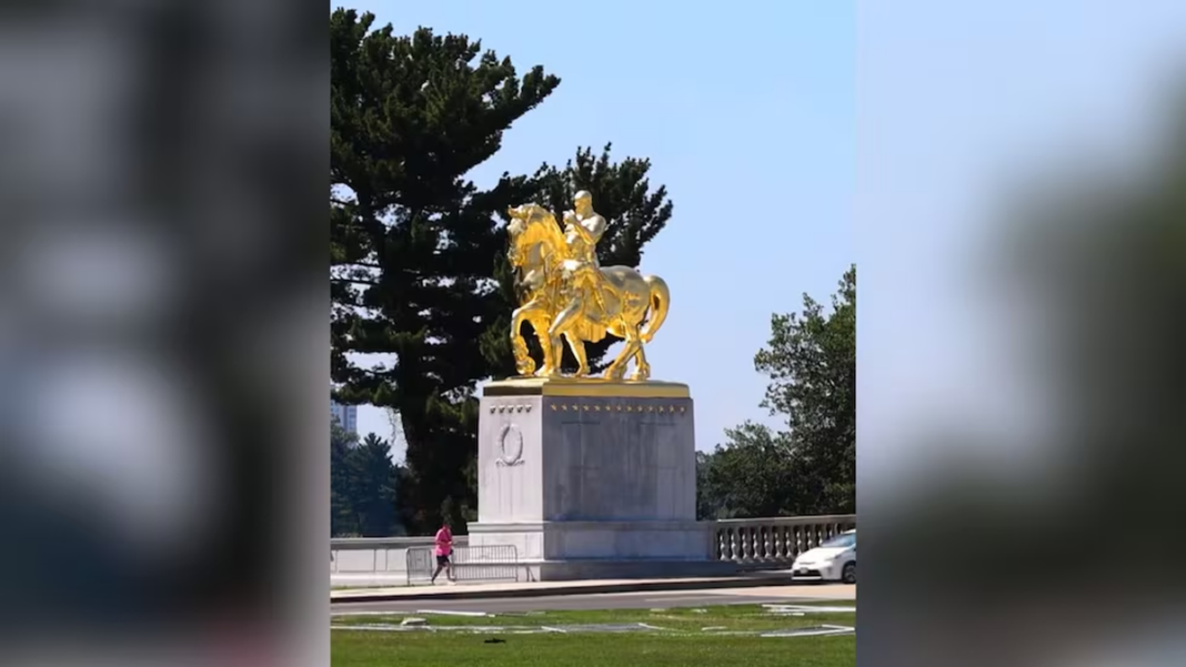 Estatua bañada en oro en Washington D.C.