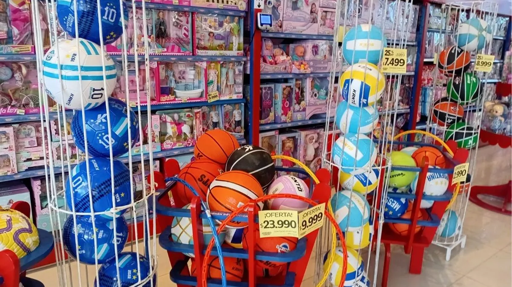 Juguetes en una juguetería antes del Día del Niño