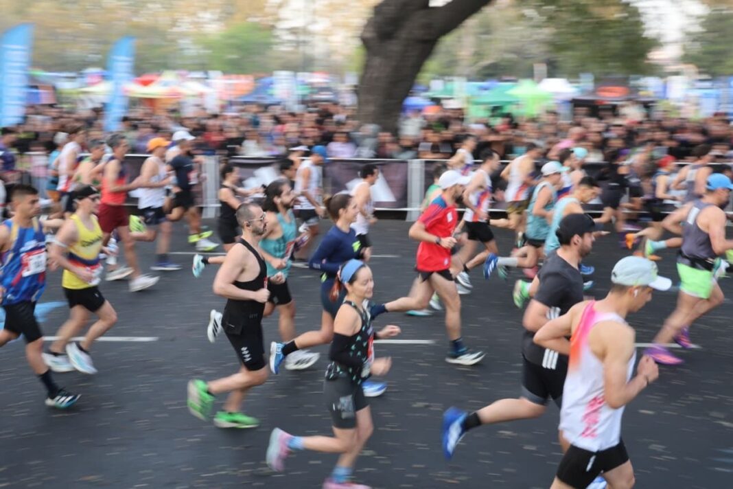 Corredores participan en la Maratón Internacional de Buenos Aires