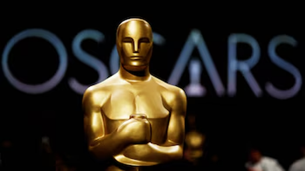 Estatuilla de los Premios Oscar sobre un fondo oscuro