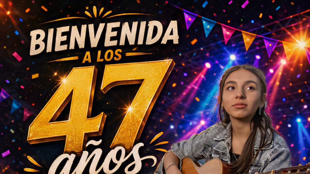 Aldana Benavidez recibiendo el premio 'Empanada de Oro' en el escenario de la Fiesta Nacional de la Empanada