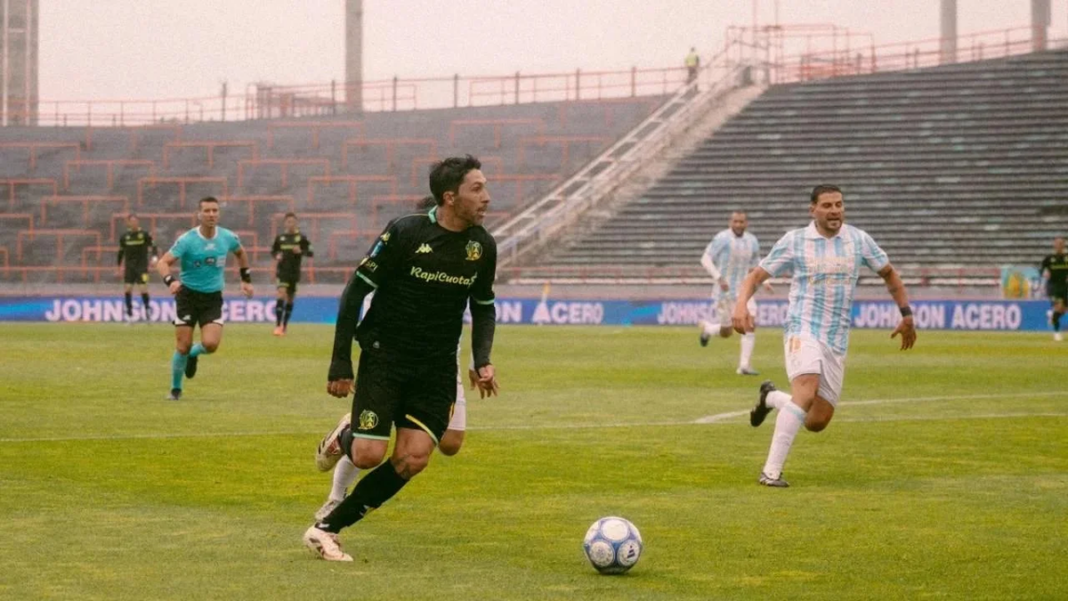Jugadores de Aldosivi celebrando el gol de Tomás Fernández ante Atlético Tucumán en el estadio José María Minella