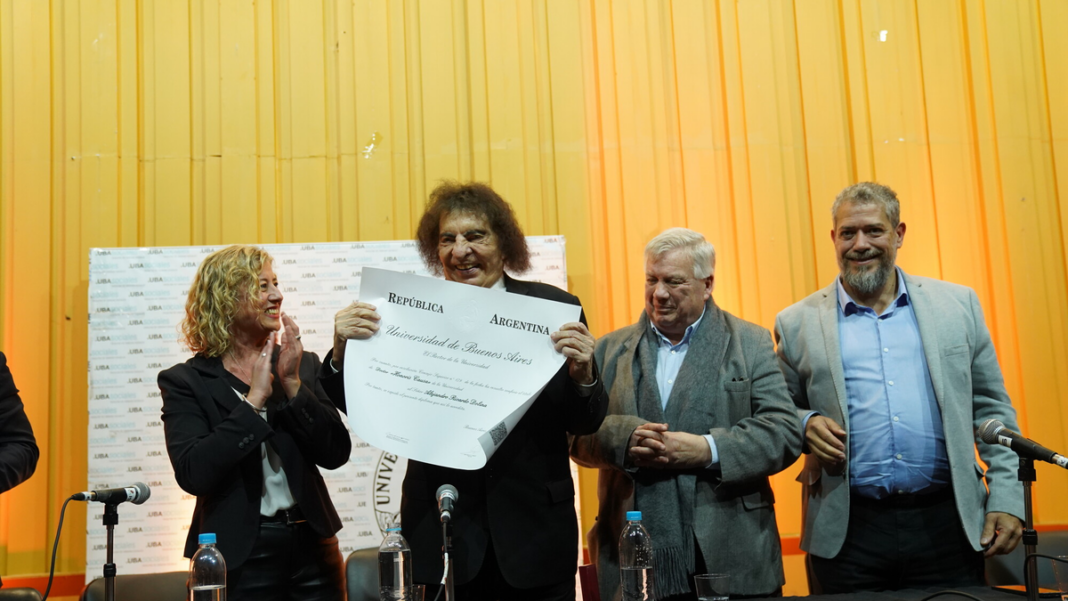 Alejandro Dolina recibe el doctorado honoris causa de la UBA