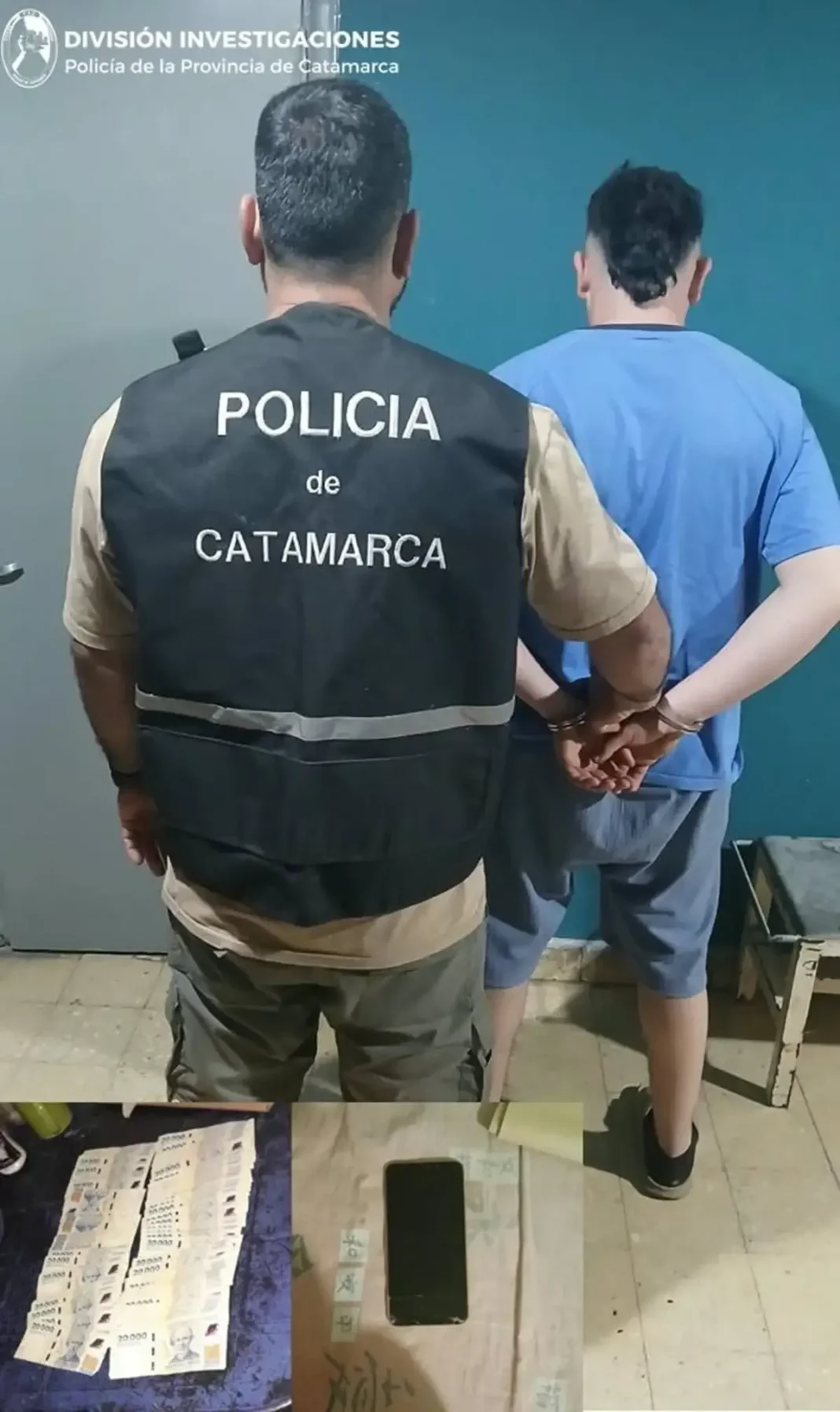Móvil policial en un operativo de allanamiento en el barrio La Chacarita