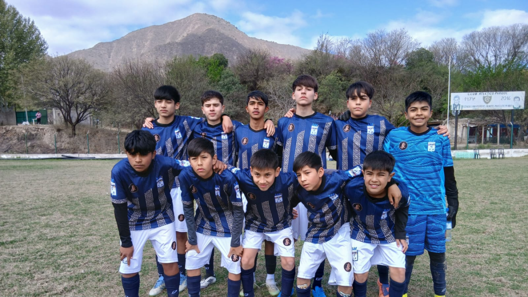 Partido de fútbol Sub 13 entre Andalgalá y Tinogasta en la cancha del Club Parque