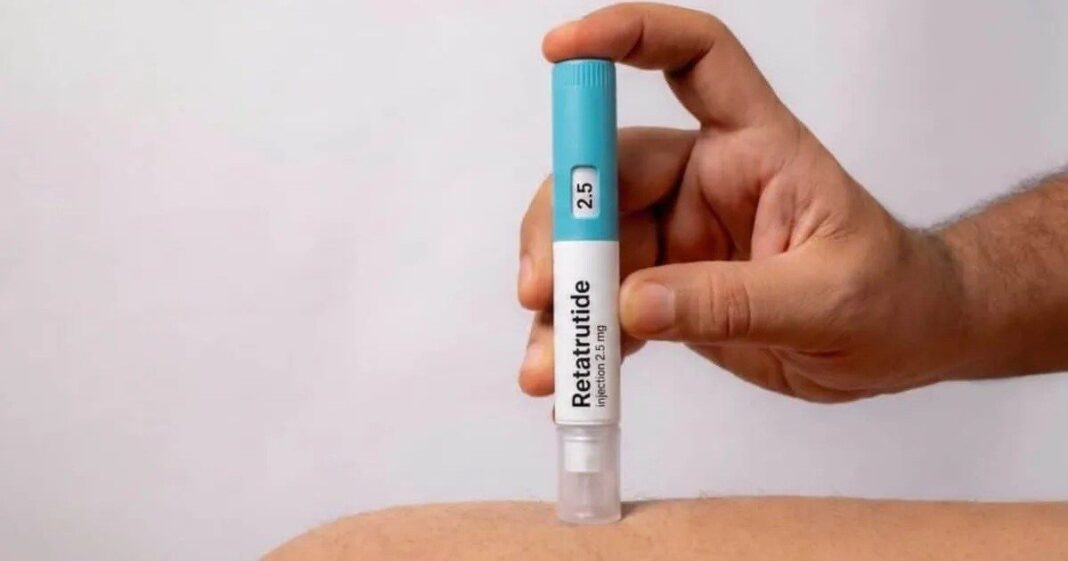 Inyección y medicamentos sobre una superficie, ilustrando la alerta de ANMAT por venta ilegal de péptidos