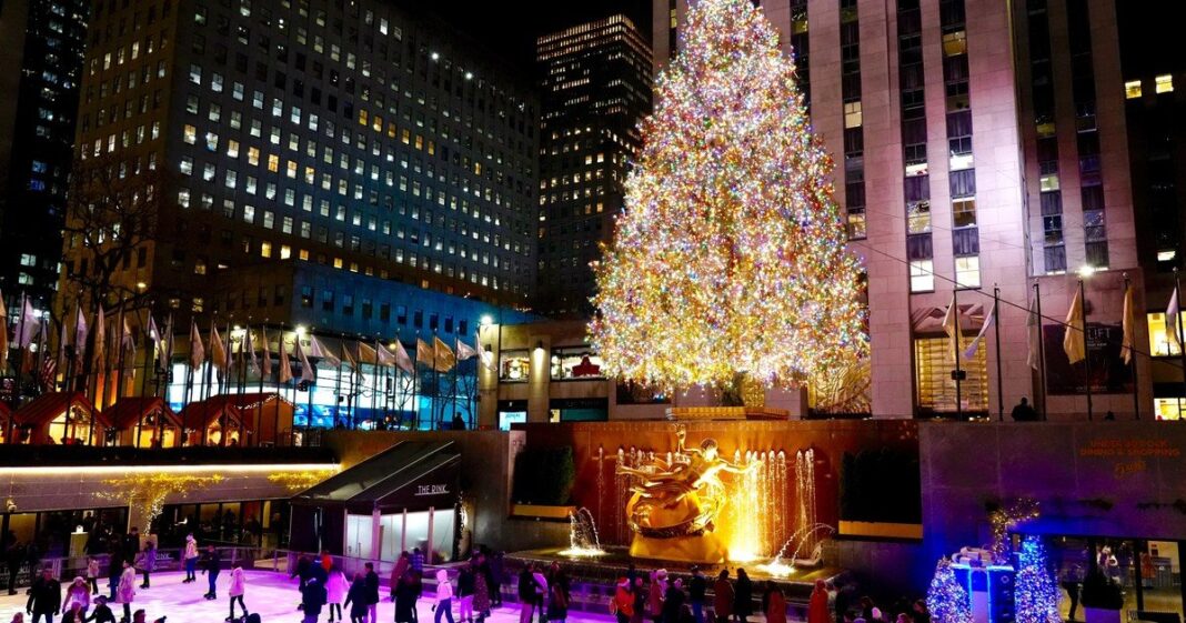 Árbol de Navidad del Rockefeller Center iluminado en Nueva York