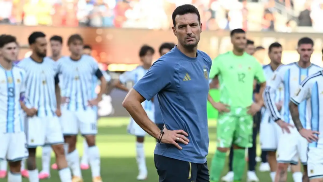 Lionel Scaloni, Nicolás González y Enzo Fernández en el afiche oficial de la AFA