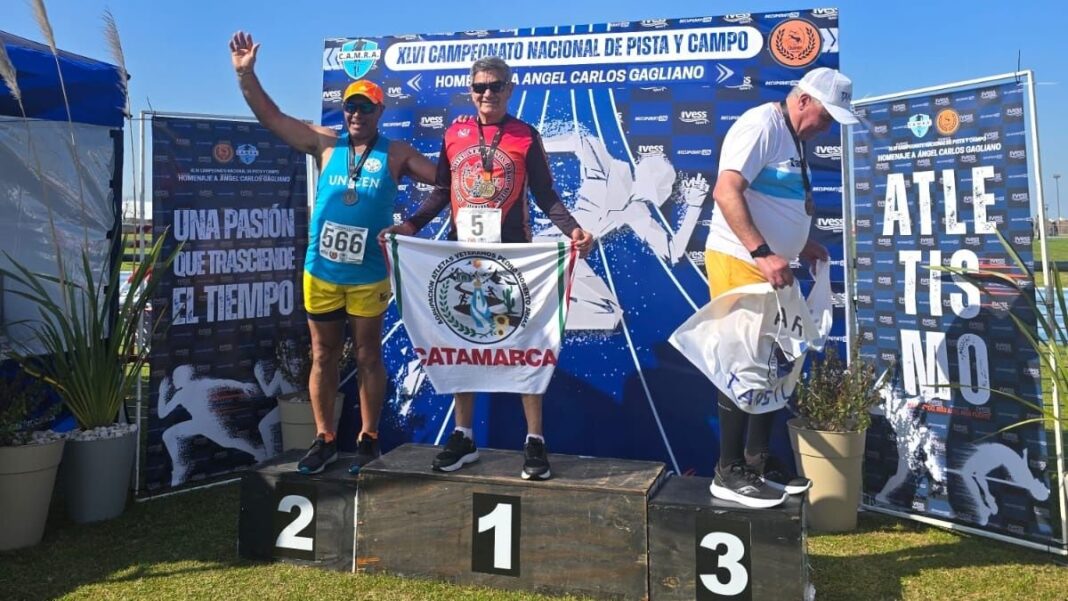 Atletas veteranos de Catamarca posando con sus medallas obtenidas en el Nacional Máster de Atletismo