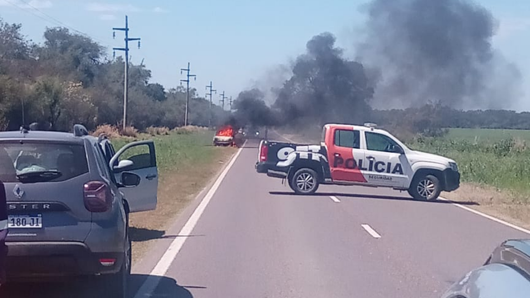 Automóvil incendiado en la banquina de la Ruta Nacional 64