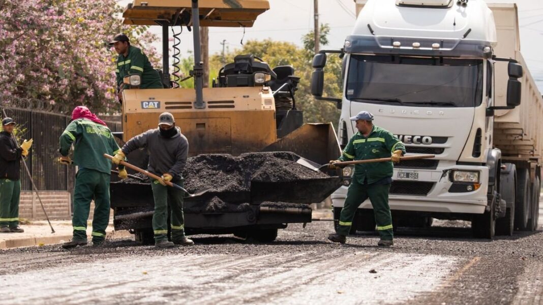 Obreros trabajando en la pavimentación de la avenida Ocampo en Valle Viejo