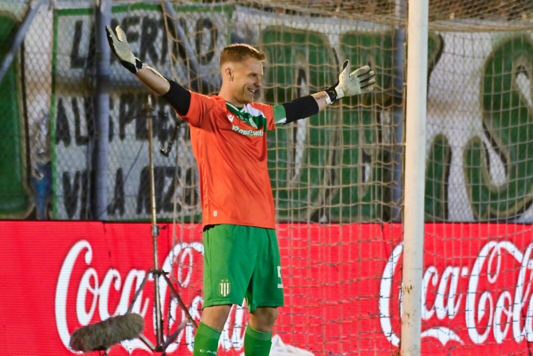 Diego Rodríguez ataja el penal decisivo en la tanda entre Banfield y Riestra