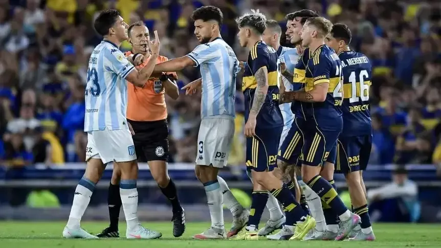 Jugadores de Boca y Racing disputando un partido eliminatorio