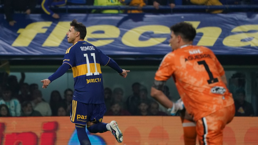 Jugadores de Boca Juniors y Central Córdoba durante el partido en la Bombonera