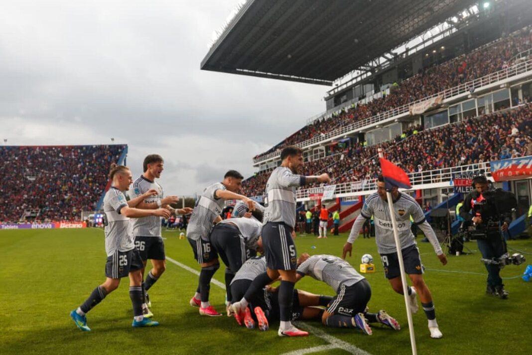 Jugadores de Boca Juniors festejan un gol ante San Lorenzo en el Nuevo Gasómetro