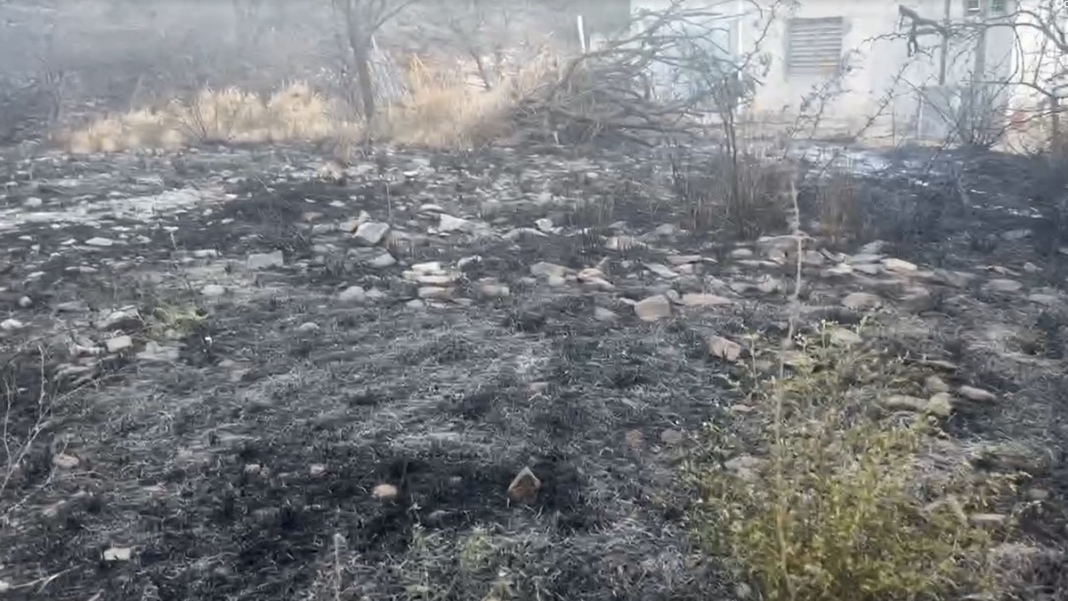 Bomberos combatiendo un incendio forestal en Catamarca