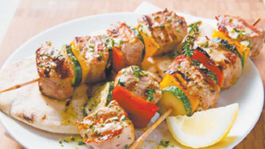 Brochettes de carne y vegetales ensartadas en palillos
