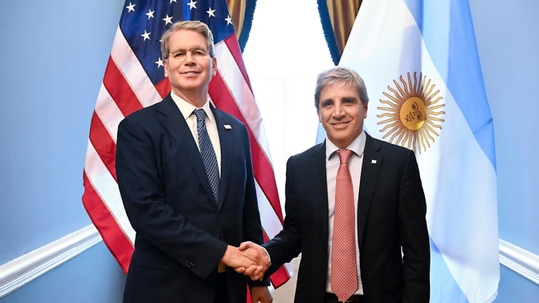 Luis Caputo y Scott Bessent durante la reunión en el G20 de Finanzas
