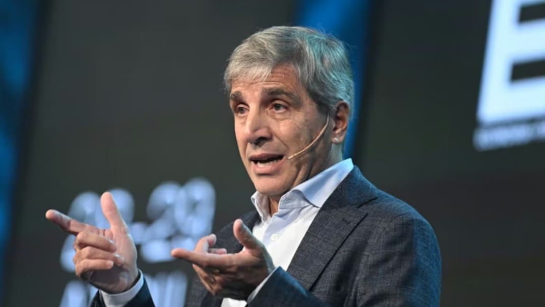 Ministro de Economía Toto Caputo en una conferencia de prensa