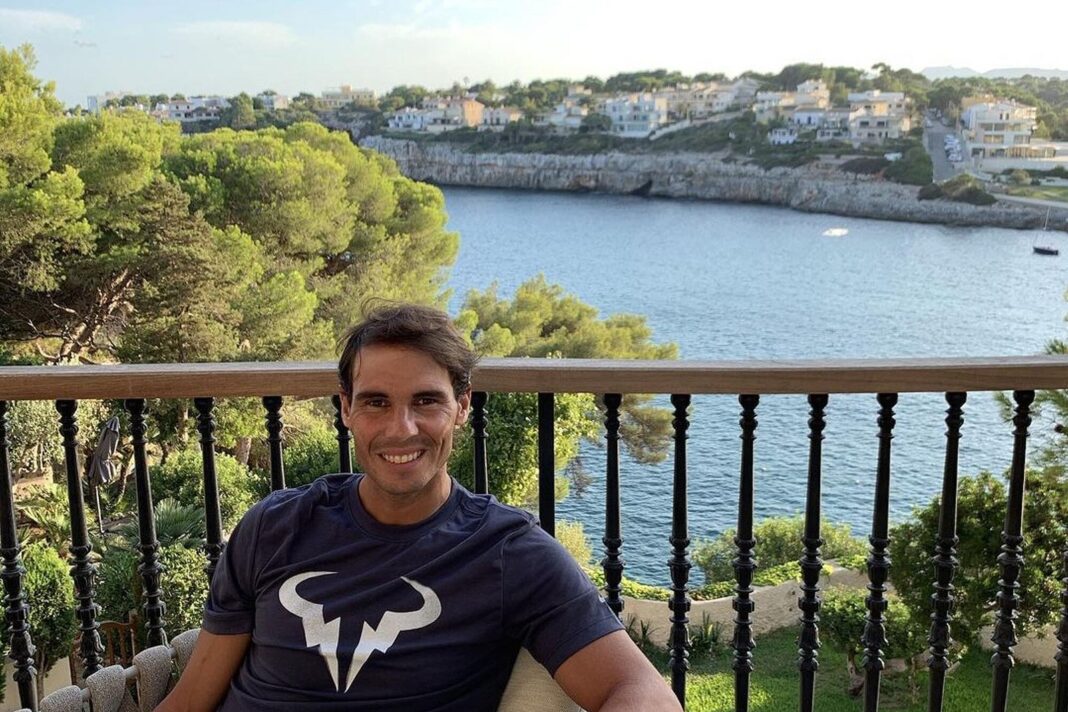 Vista exterior de la casa de Rafael Nadal en Porto Cristo, Mallorca, con vista al mar Mediterráneo