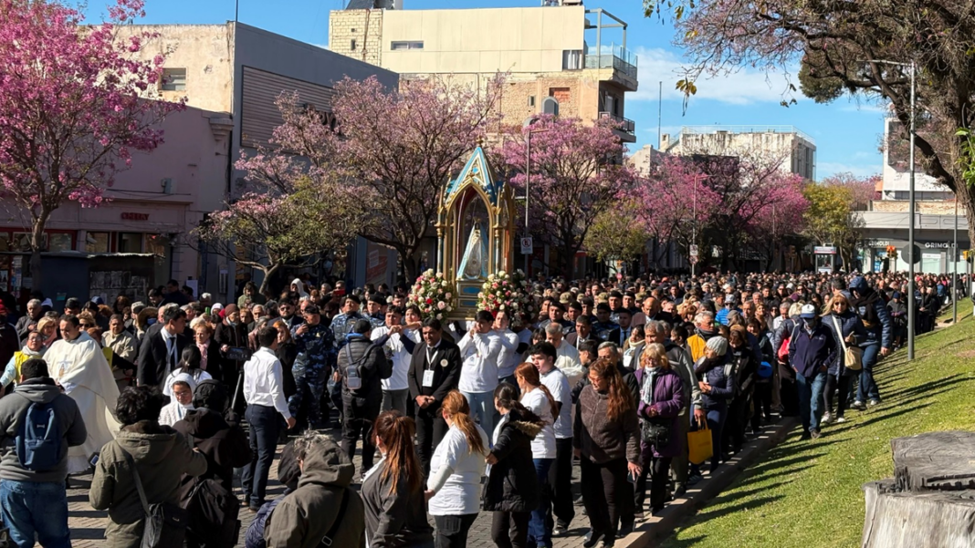 Procesión en la Plaza 25 de Mayo durante el Día del Milagro en Catamarca