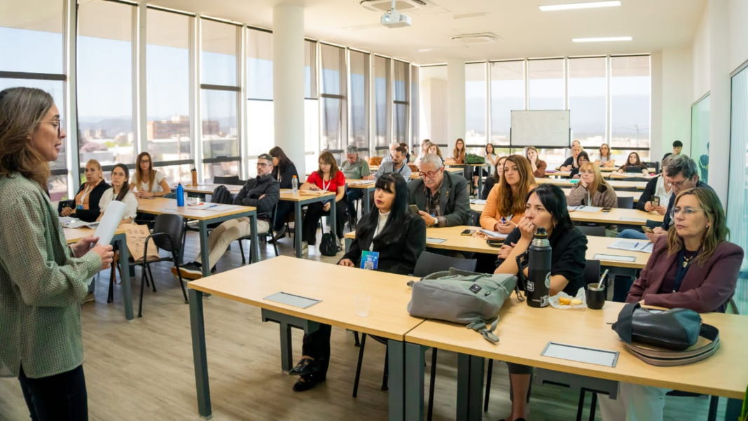 Estudiantes y profesionales durante el Congreso Argentino de Ingeniería en la Universidad Nacional de Catamarca