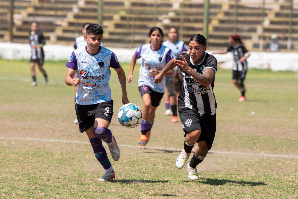 Partido de fútbol femenino entre Club Fiel y Central Córdoba en el estadio Malvinas Argentinas