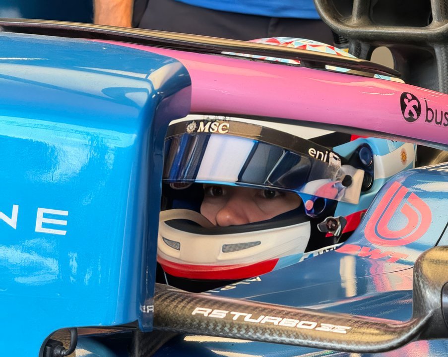 Franco Colapinto en su monoplaza de Alpine durante una carrera de Fórmula 1