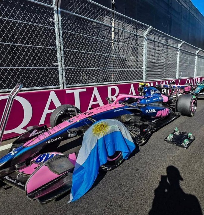 Franco Colapinto con la bandera argentina en el Circuito de Madring