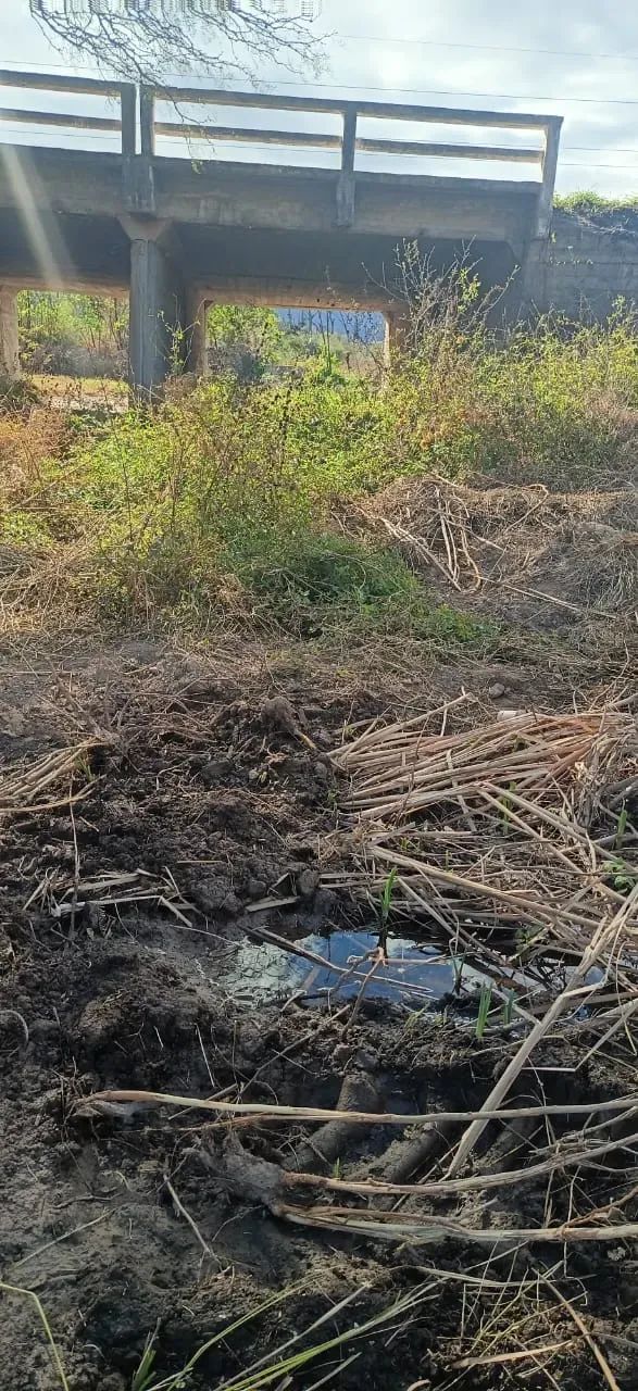Pozo con pérdida de agua en el tramo del canal La Parrilla 1 sobre la ruta 38, cerca de la Escuela Agrotécnica