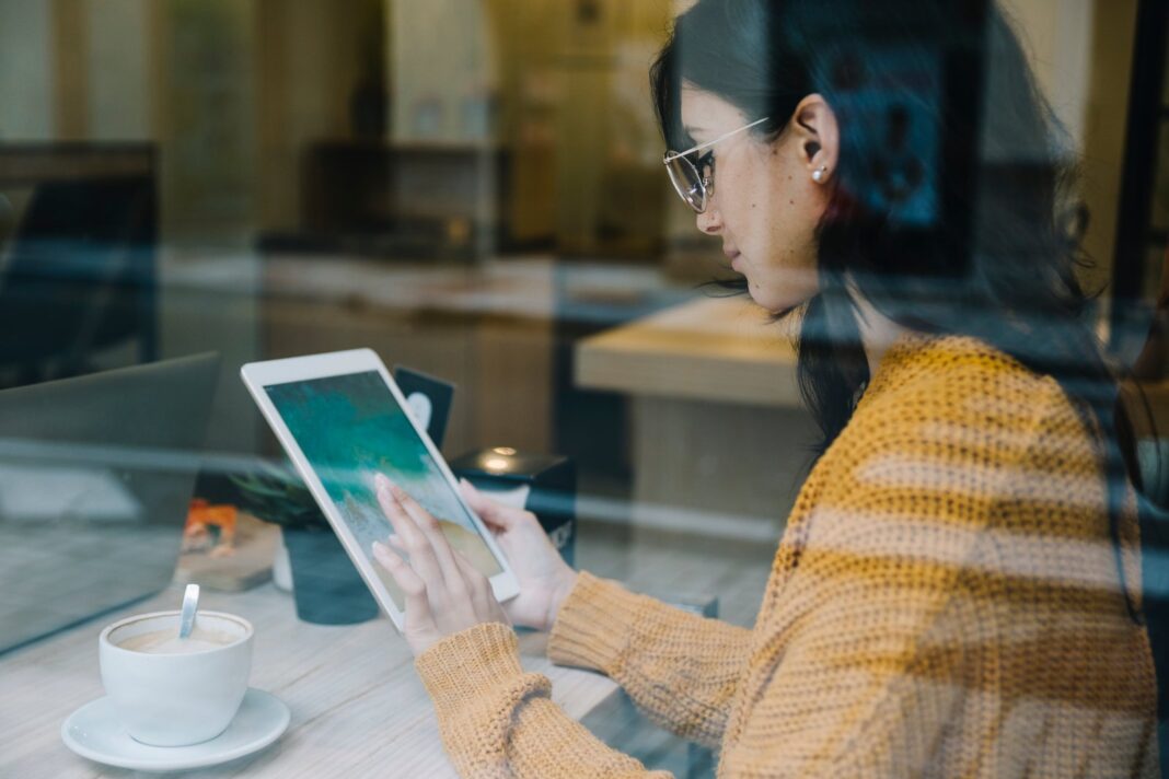 Persona escribiendo un prompt en una interfaz de inteligencia artificial para crear una página web