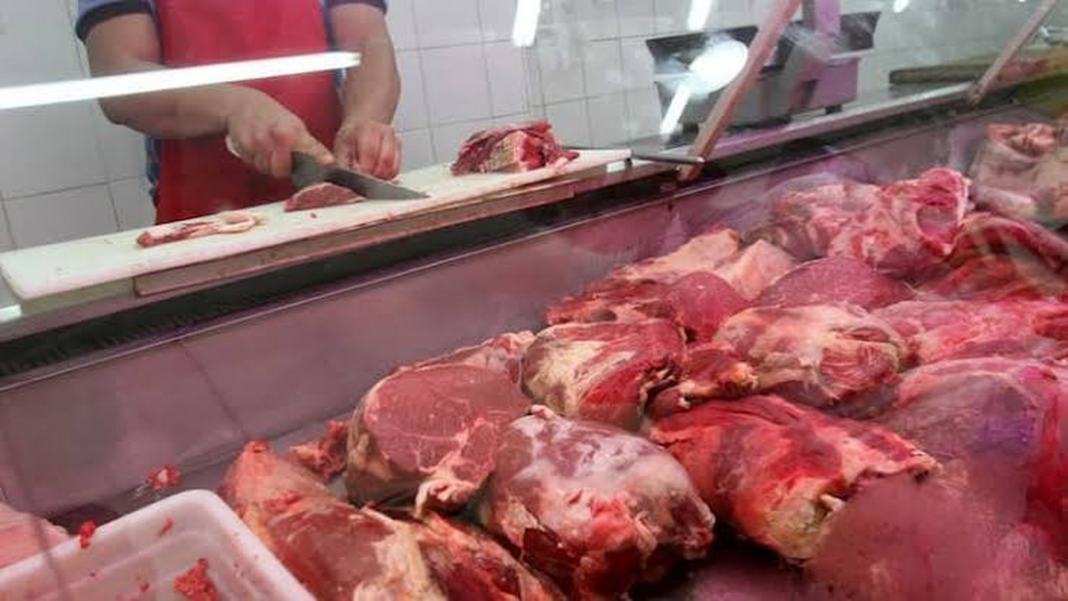 Cortes de carne vacuna en una carnicería