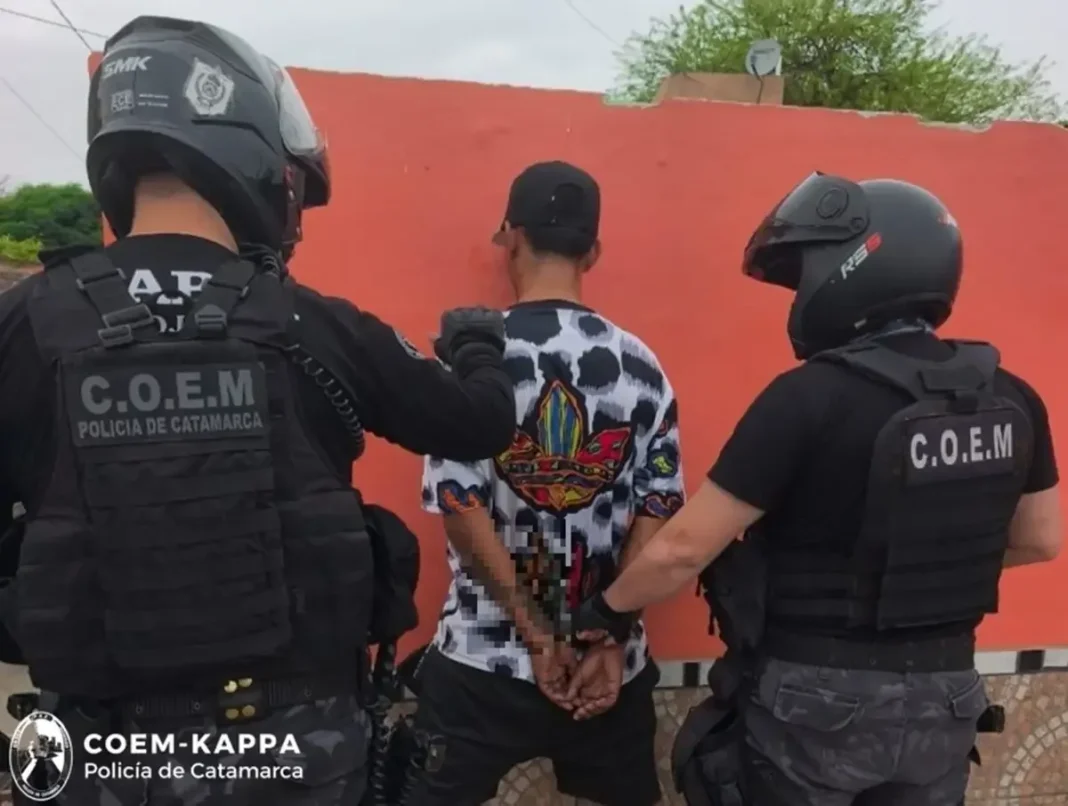 Móvil policial en inmediaciones del CAPE