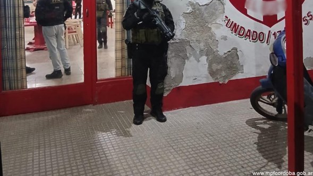 Fuerza Policial Antinarcotráfico durante un allanamiento en Laboulaye, Córdoba