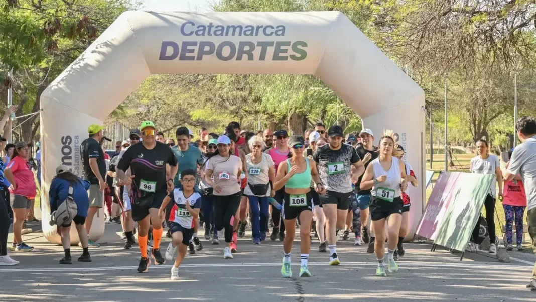 Ministra de Salud Johana Carrizo y participantes durante el Salutón en el Parque Adán Quiroga