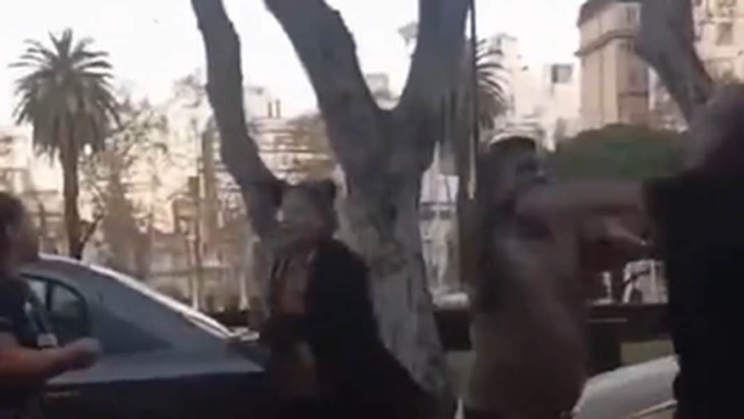 Captura de video de una pelea a golpes entre dos parejas en una calle de Rosario