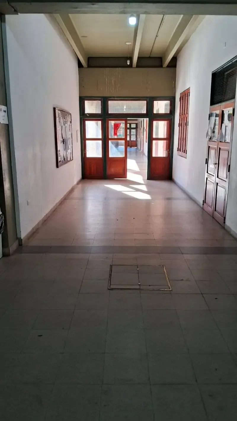 Docentes y no docentes universitarios durante una jornada de paro