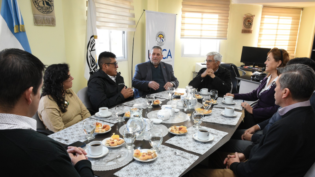 Autoridades de la UNCA junto a docentes participantes de programas de movilidad académica