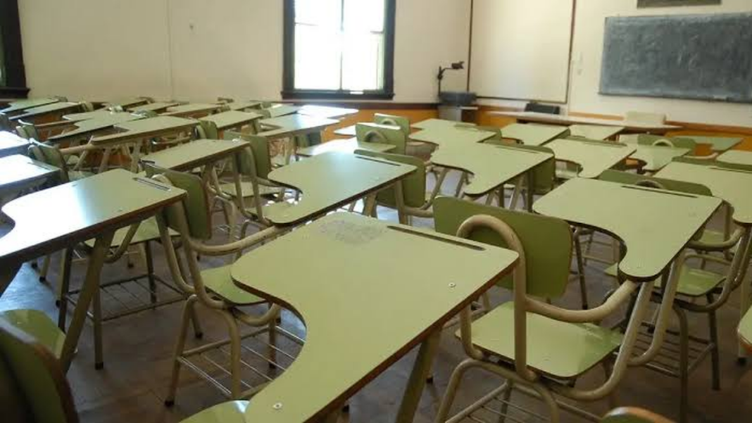 Docentes universitarios en asamblea durante una jornada de paro