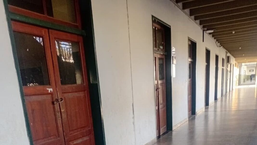 Docentes universitarios en asamblea durante el paro en Catamarca