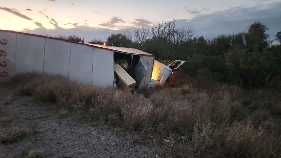 Camión volcado sobre la calzada en la Ruta Nacional N° 60
