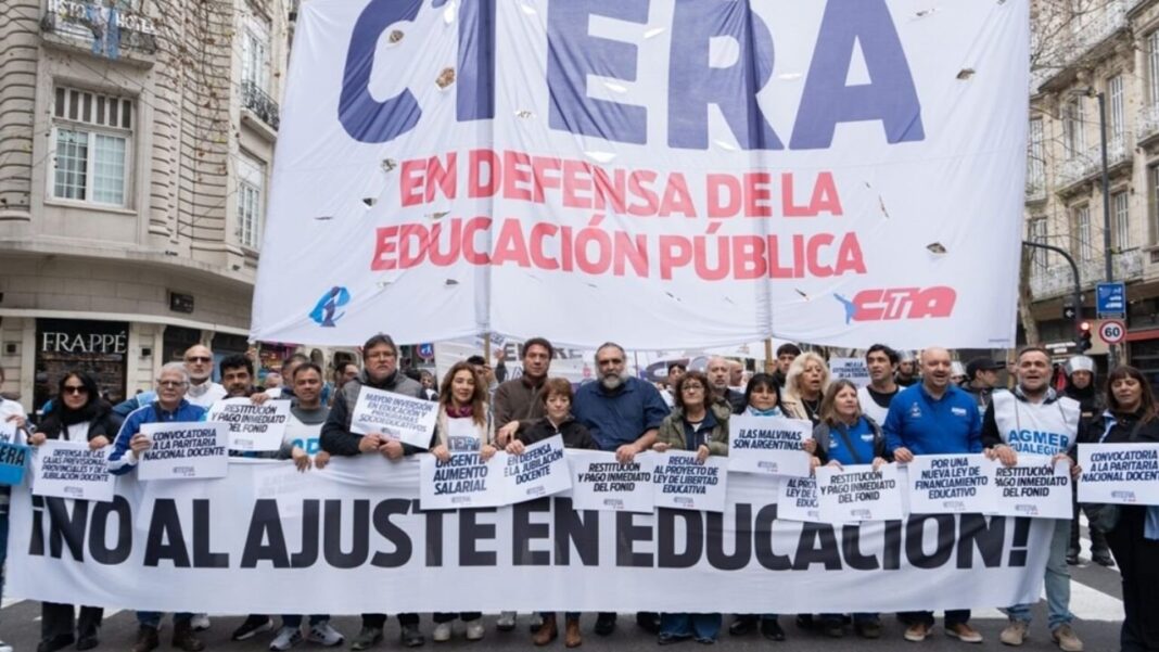 Docentes votando en elecciones de CTERA