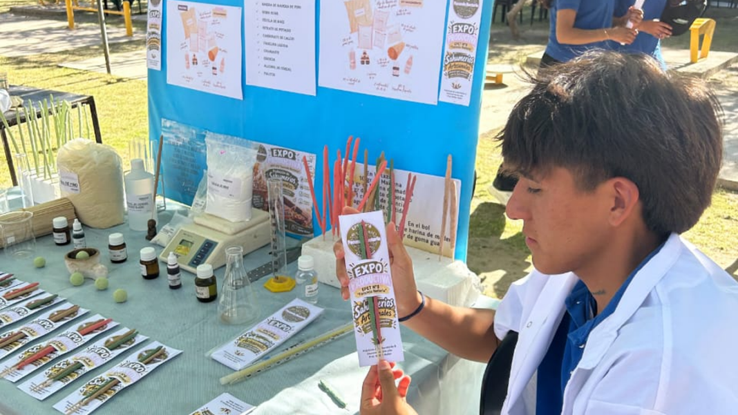 Estudiantes y docentes en la Expo Agro Ganadera y Productiva de la EPET N°8 en Saujil