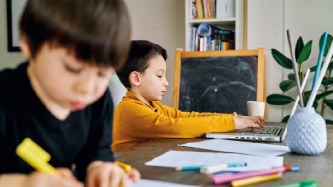Estudiantes utilizando herramientas de inteligencia artificial en el aula