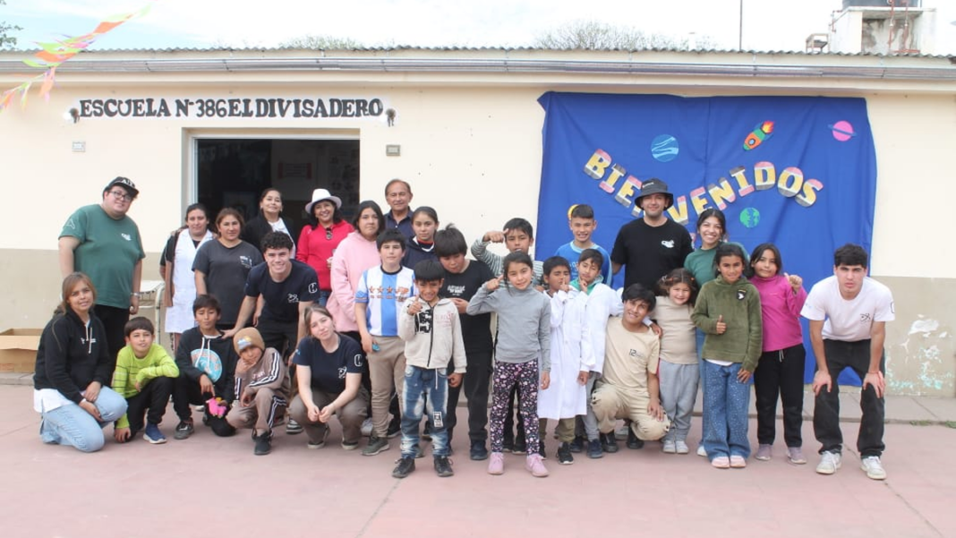 Estudiantes de Agrimensura de la UNCA en la Escuela 386 de El Divisadero