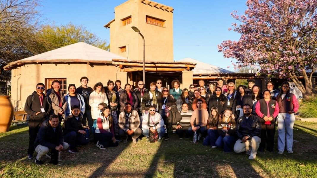 Estudiantes de Turismo de FASTA Catamarca junto a periodistas internacionales en Casa de la Puna