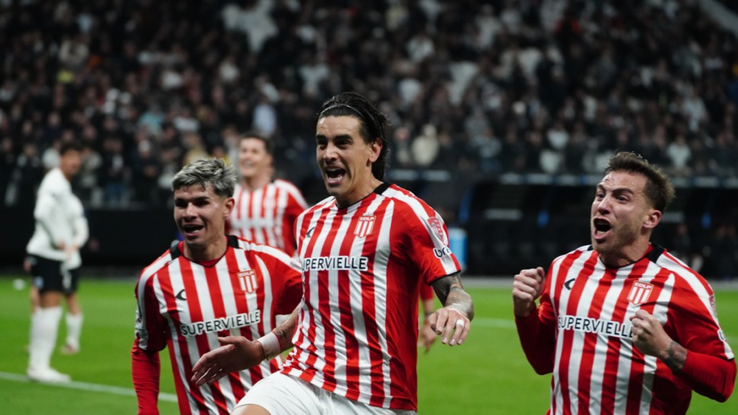 Jugadores de Estudiantes celebrando el gol de Alexis Castro ante Corinthians en el Neo Química Arena