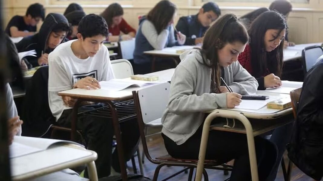 Estudiantes en un aula con dispositivos digitales