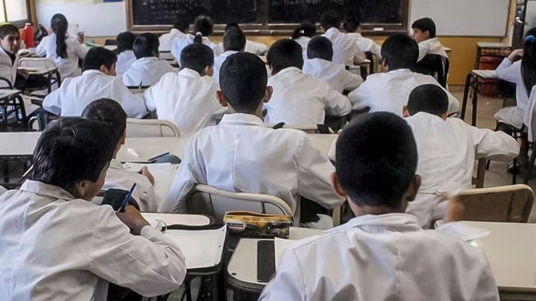 Estudiantes en un aula durante una evaluación educativa