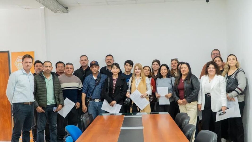 Feria comercial con stands de indumentaria y calzado en Expo Catamarca